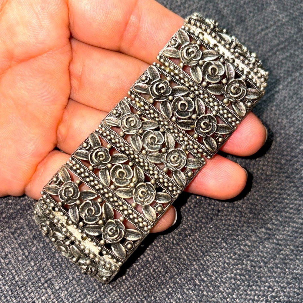 Pretty Floral Filigree Chunky Statement Stretch Bracelet Silvertone
